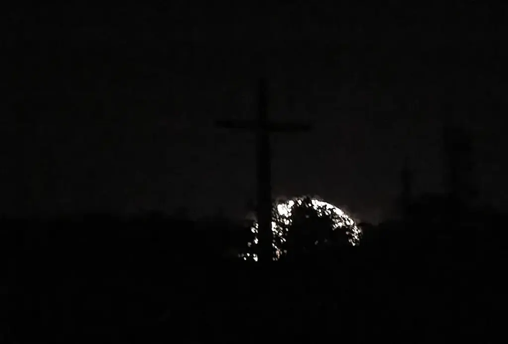 Luna Llena sobre la Cruz de Vegas del Condado | León vacinombre 2.jpg
